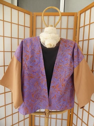 Kimono linen jacket featuring Aboriginal designed fabric. These jackets are loose fitting and will fit between size 10 - 16. You may like to wear a belt around this jacket to make it more fitted. $70.00