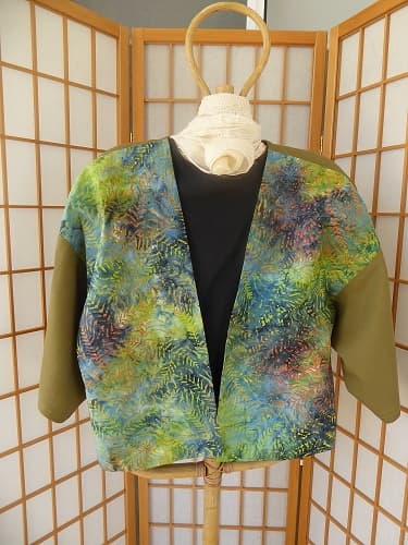Kimono linen jacket featuring Aboriginal designed fabric. These jackets are loose fitting and will fit between size 10 - 16. You may like to wear a belt around this jacket to make it more fitted. $70.00